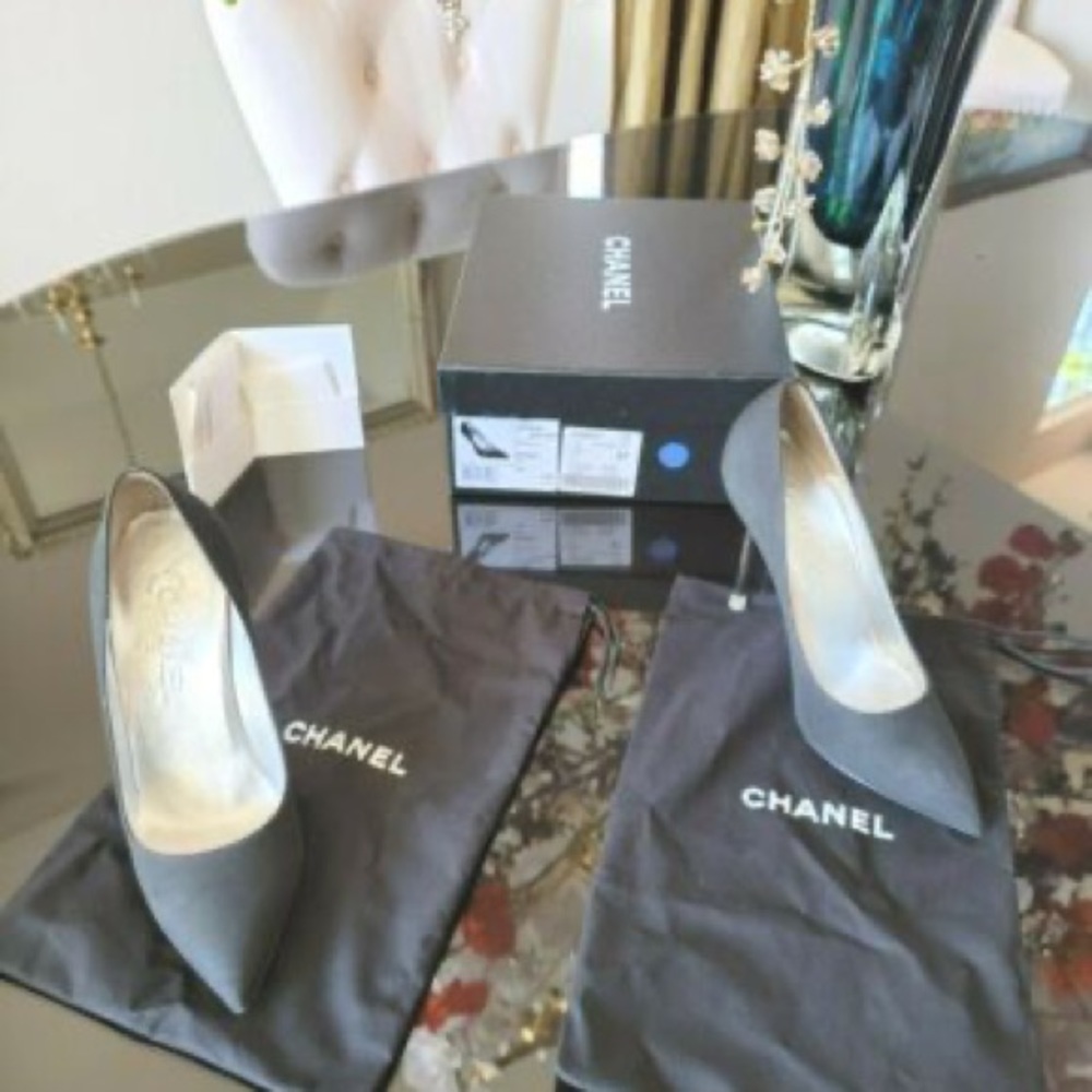 Authentic CHANEL Shoes Black 37